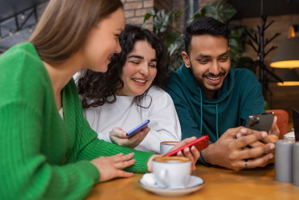 A person meets up with their friends at a cafe after starting counselling for social anxiety in Australia.