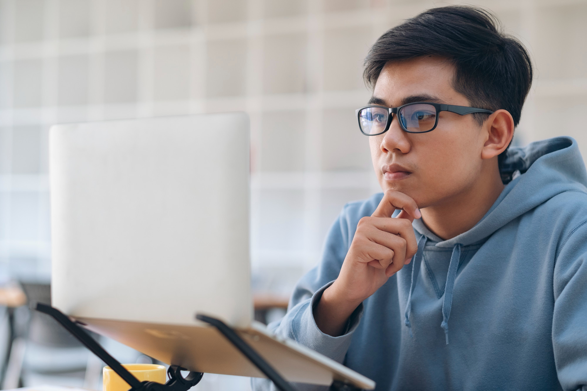 A person choosing a therapist in Singapore - surfing for good therapist traits and therapy red flags.